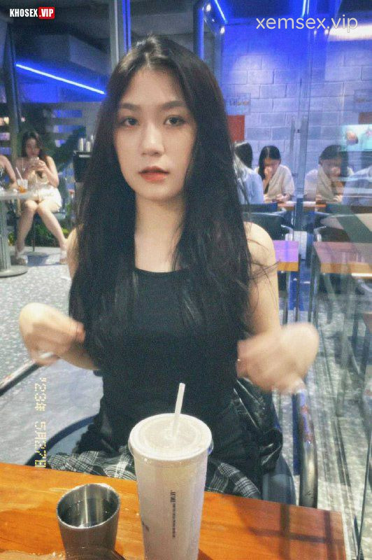 em-gai-lop-12-xinh-dam-mac-lot-khe-bu-mut-cuc-phe-bi-dit-nhu-1-con-di-phan-2-hinh-01